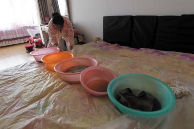 慈利楼上漏水，住户失联，小区没物管，业主维权难！律师来支招……